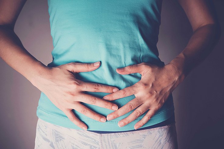 Frau mit Magen-Darm-Problemen. Chronische Magen-Darm-Störungen gehen oft mit einer gestörten Darmbarriere einher. © SewCream - shutterstock.com